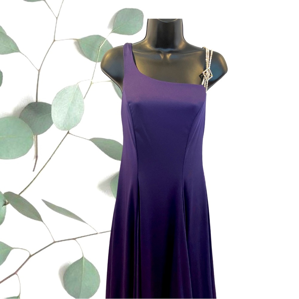 Beautiful purple dress with flattering cut and fabric